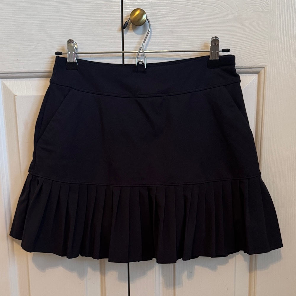 Classic Under Armour Black Pleated Hem Skirt